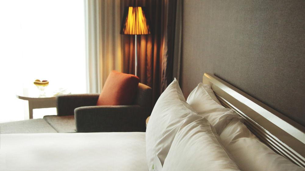 Hotel Royal Hsinchu Esterno foto A bed with two pillows