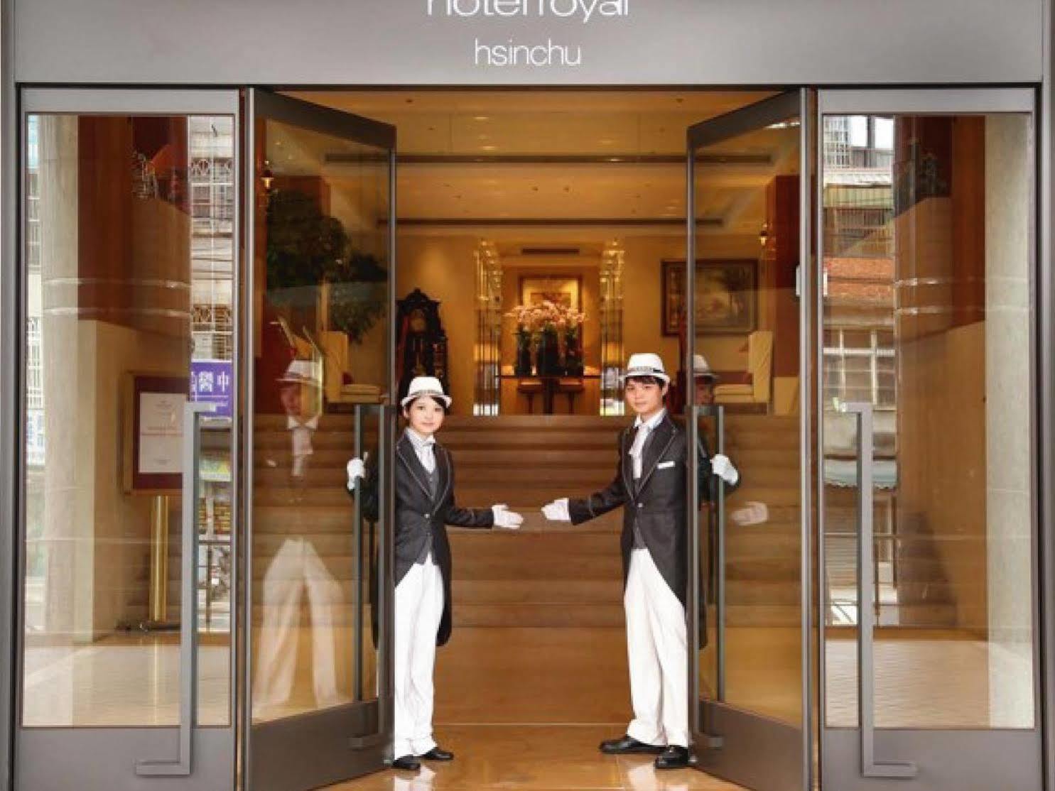 Hotel Royal Hsinchu Esterno foto Entrance to the hotel