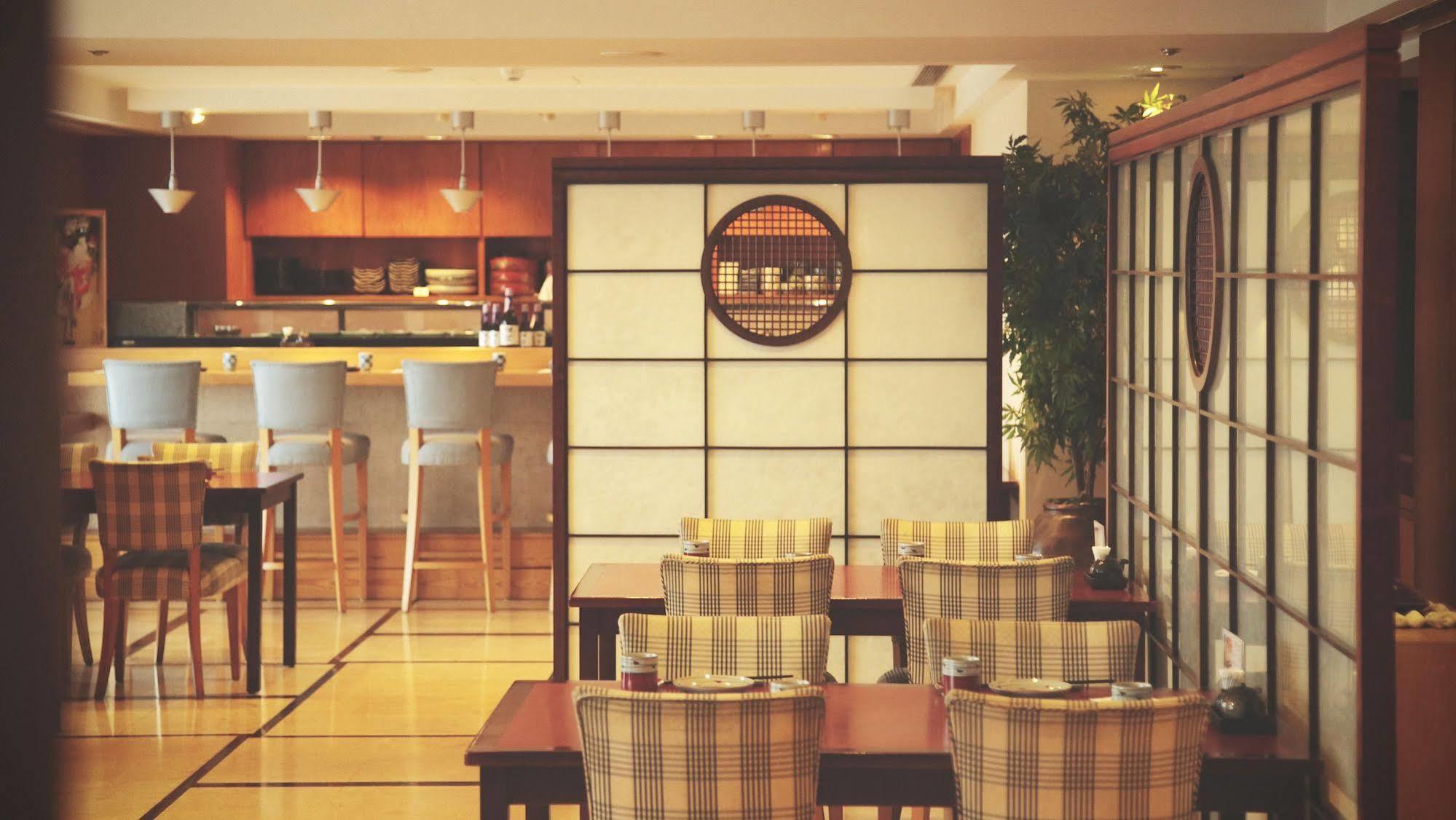 Hotel Royal Hsinchu Esterno foto A Japanese restaurant in a hotel