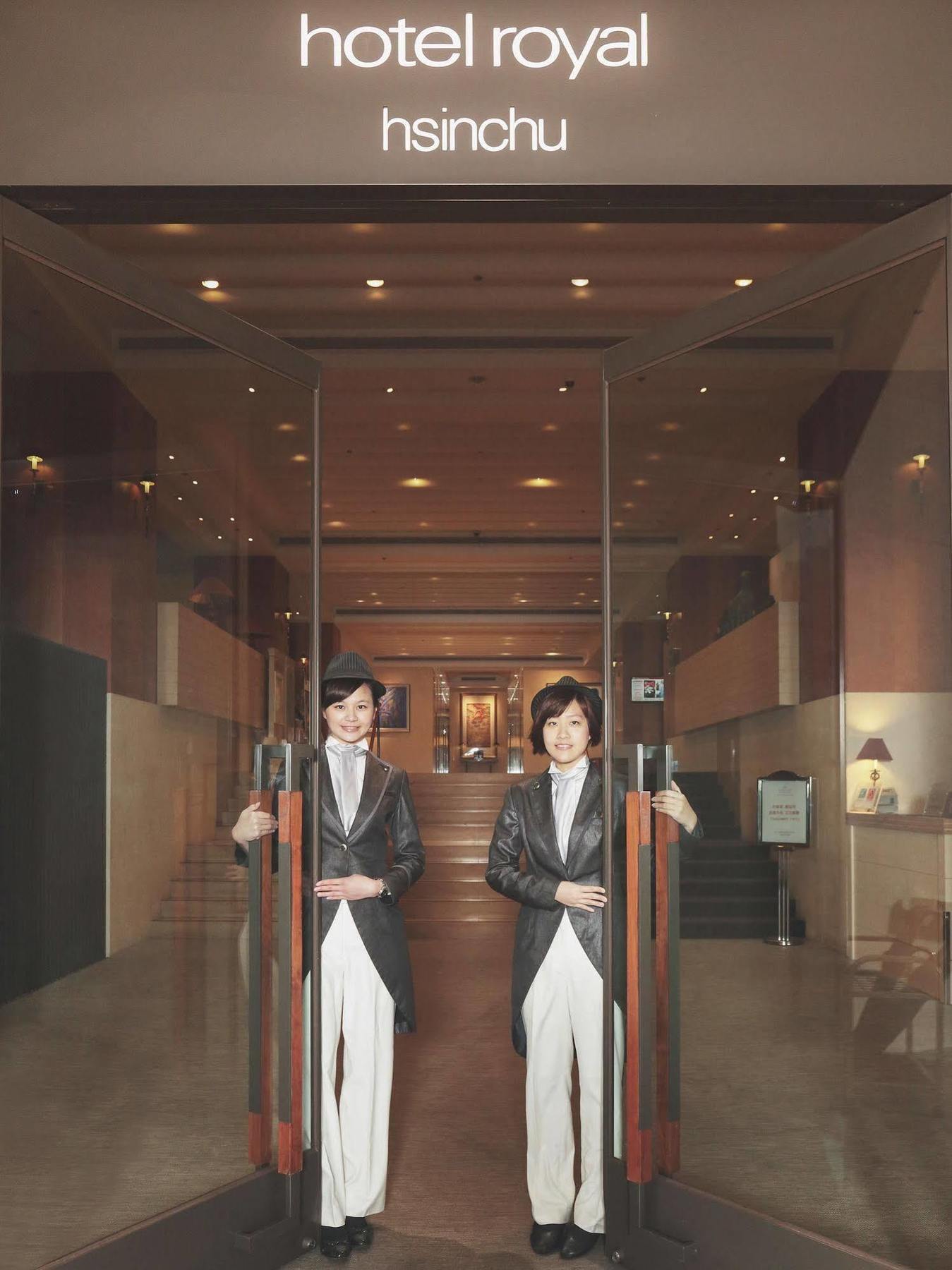 Hotel Royal Hsinchu Esterno foto Concierge at the entrance of a hotel