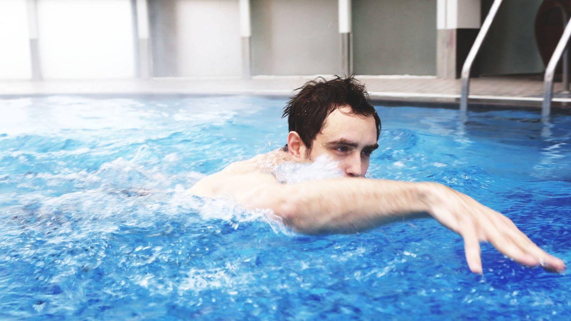 Hotel Royal Hsinchu Esterno foto A man swimming